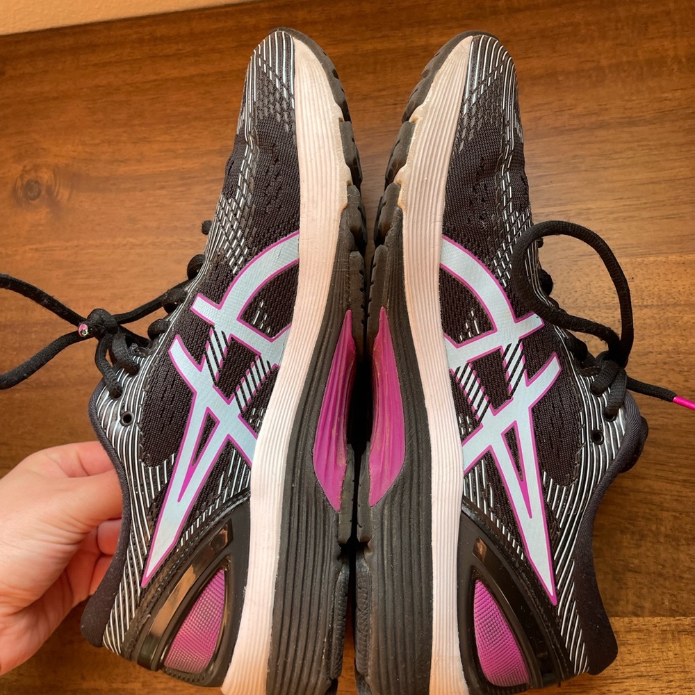 Gel-Nimbus 21. Main color-black. Asics logo light blue, outlined in magenta.
